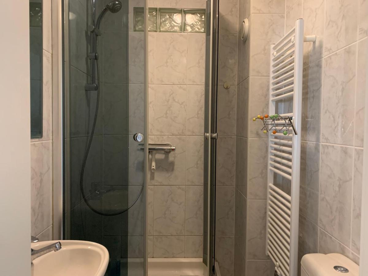 Large Room In Schuttrange Free Parking 10Mins To Airport Excellent Customer Services Exterior photo