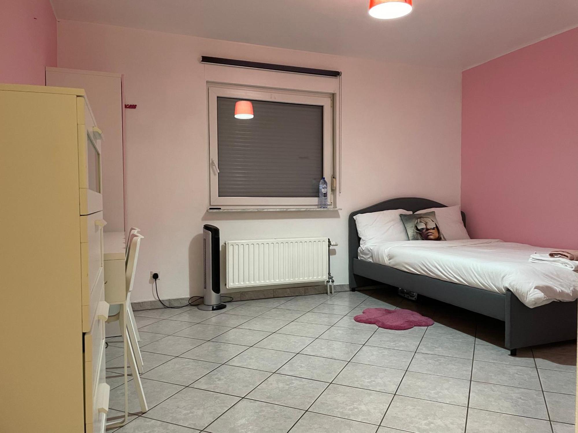 Large Room In Schuttrange Free Parking 10Mins To Airport Excellent Customer Services Exterior photo